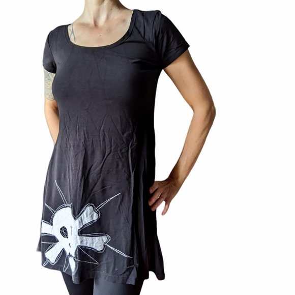 Fluide black dress with white skull detail, small t-shirt dress - Picture 3 of 12